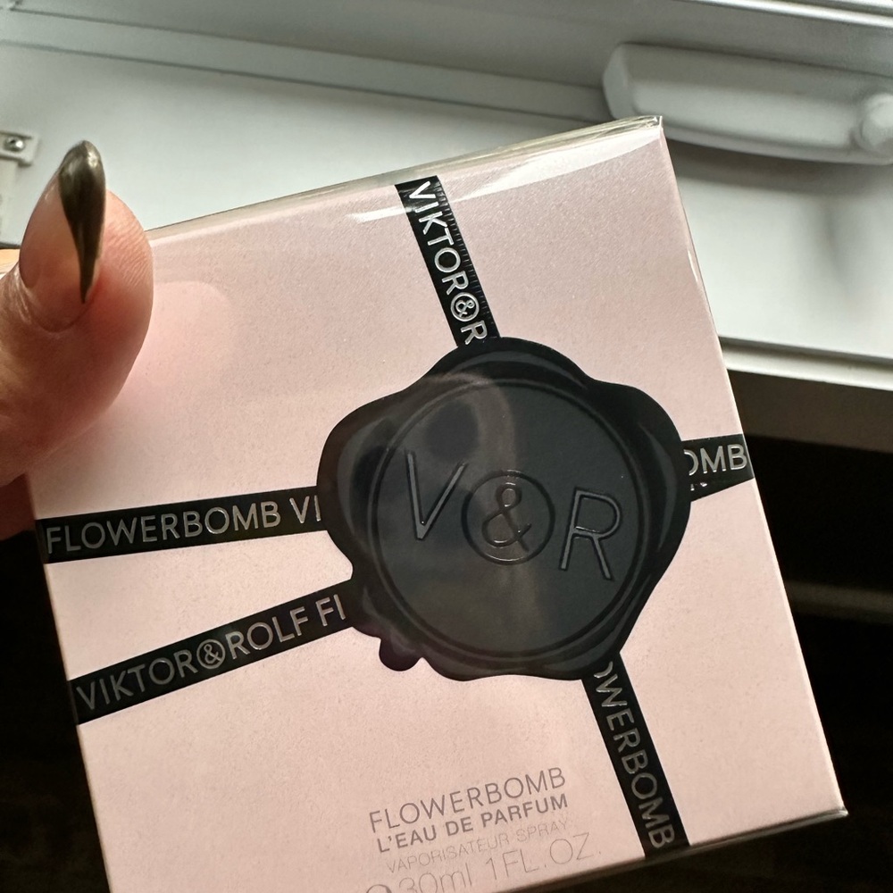 Brand New 1oz Viktor & Rolf Flowerbomb Perfume